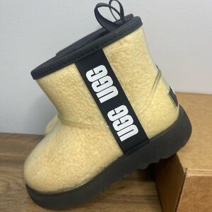 Ugg Girls Classic Clear Mini II Big Kid Wool Blend Winter Boots Yellow 11